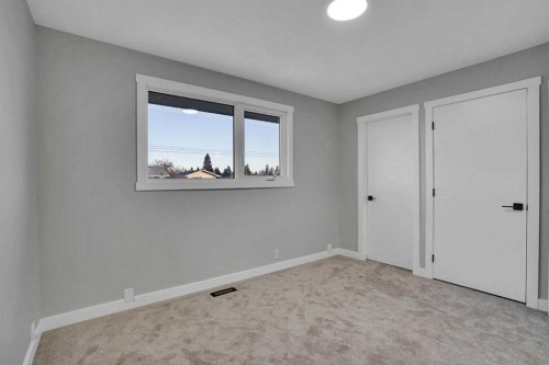 7842 21A Street Se, Calgary, AB - Indoor Photo Showing Other Room