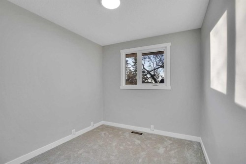 7842 21A Street Se, Calgary, AB - Indoor Photo Showing Other Room