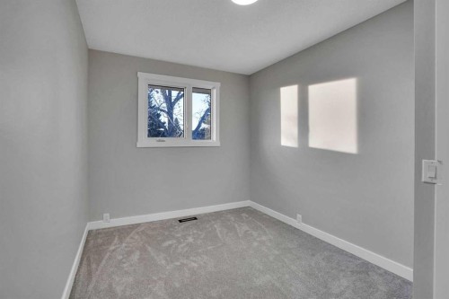7842 21A Street Se, Calgary, AB - Indoor Photo Showing Other Room