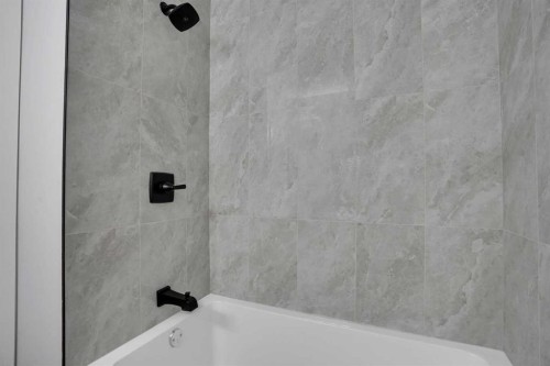 7842 21A Street Se, Calgary, AB - Indoor Photo Showing Bathroom