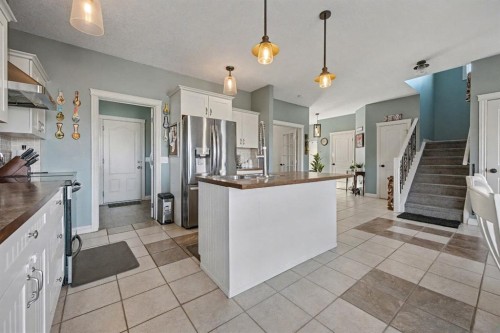 1718 High Park Drive Nw, High River, AB - Indoor Photo Showing Kitchen With Upgraded Kitchen