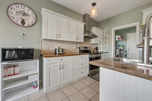 1718 High Park Drive Nw, High River, AB - Indoor Photo Showing Kitchen