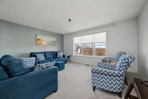 1718 High Park Drive Nw, High River, AB - Indoor Photo Showing Living Room