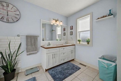 1718 High Park Drive Nw, High River, AB - Indoor Photo Showing Bathroom