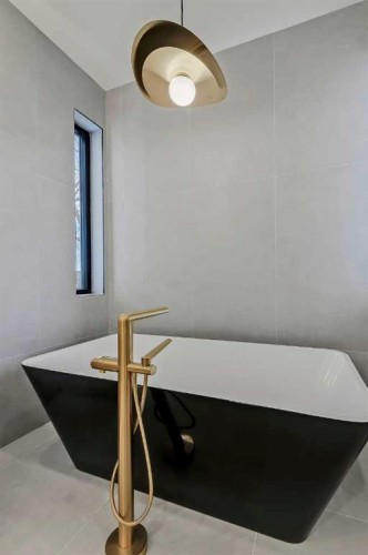 2008 8 Avenue Se, Calgary, AB - Indoor Photo Showing Bathroom