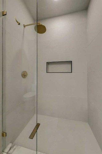 2008 8 Avenue Se, Calgary, AB - Indoor Photo Showing Bathroom