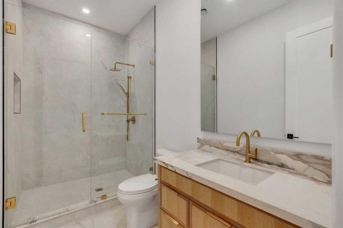 2008 8 Avenue Se, Calgary, AB - Indoor Photo Showing Bathroom