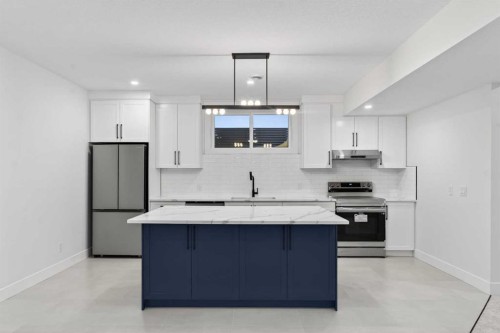 95 South Shore Road, Chestermere, AB - Indoor Photo Showing Kitchen With Upgraded Kitchen