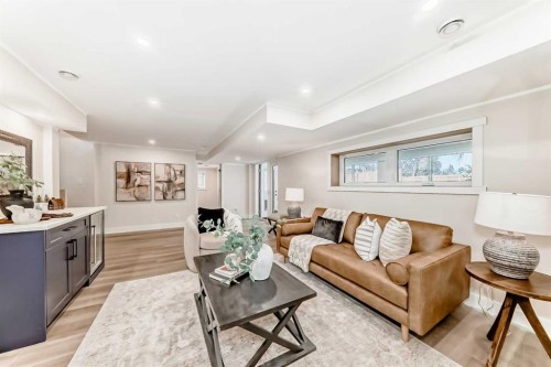 1 Spruce Bank Crescent Sw, Calgary, AB - Indoor Photo Showing Living Room