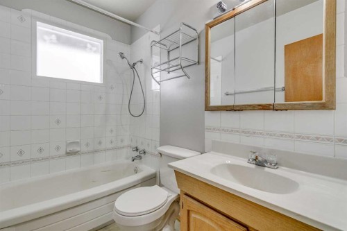 3328 45 Street Sw, Calgary, AB - Indoor Photo Showing Bathroom