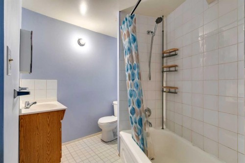 3328 45 Street Sw, Calgary, AB - Indoor Photo Showing Bathroom