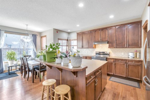 98 Pantego Road Nw, Calgary, AB - Indoor Photo Showing Kitchen