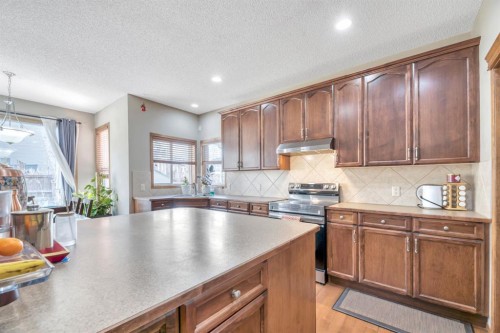 98 Pantego Road Nw, Calgary, AB - Indoor Photo Showing Kitchen