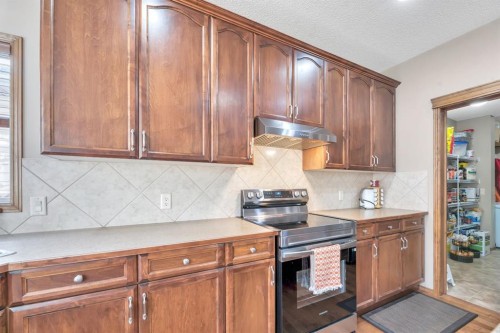 98 Pantego Road Nw, Calgary, AB - Indoor Photo Showing Kitchen