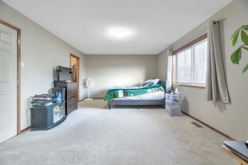98 Pantego Road Nw, Calgary, AB - Indoor Photo Showing Bedroom