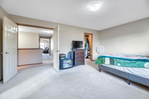 98 Pantego Road Nw, Calgary, AB - Indoor Photo Showing Bedroom