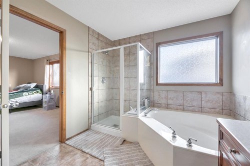 98 Pantego Road Nw, Calgary, AB - Indoor Photo Showing Bathroom
