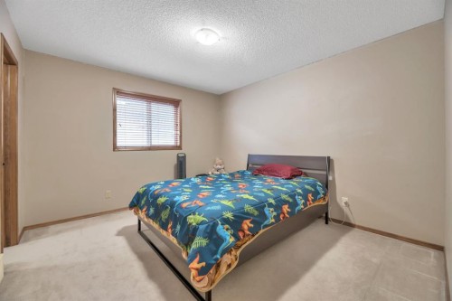 98 Pantego Road Nw, Calgary, AB - Indoor Photo Showing Bedroom