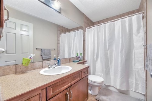 98 Pantego Road Nw, Calgary, AB - Indoor Photo Showing Bathroom