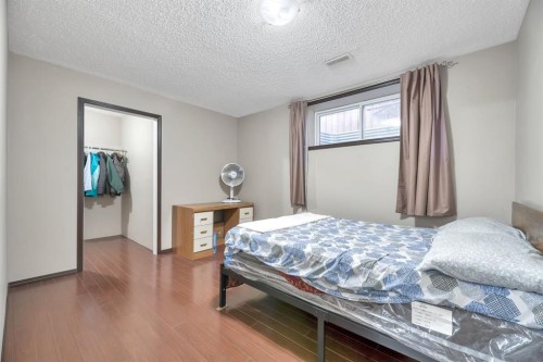 98 Pantego Road Nw, Calgary, AB - Indoor Photo Showing Bedroom