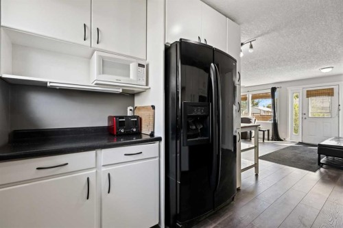 63 Olympia Crescent Se, Calgary, AB - Indoor Photo Showing Kitchen