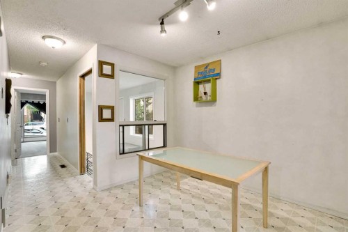 7915 Ranchview Drive Nw, Calgary, AB - Indoor Photo Showing Other Room