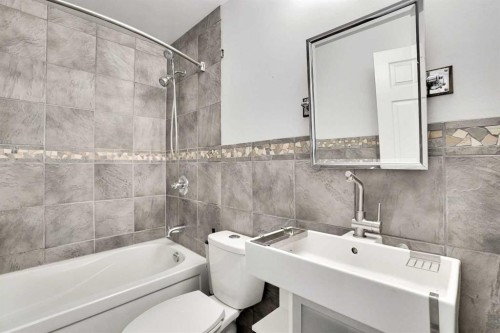 7915 Ranchview Drive Nw, Calgary, AB - Indoor Photo Showing Bathroom