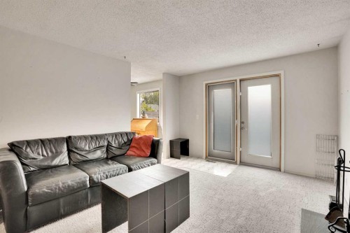 7915 Ranchview Drive Nw, Calgary, AB - Indoor Photo Showing Living Room