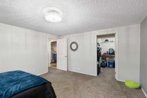 206 Mt Aberdeen Manor Se, Calgary, AB - Indoor Photo Showing Bedroom