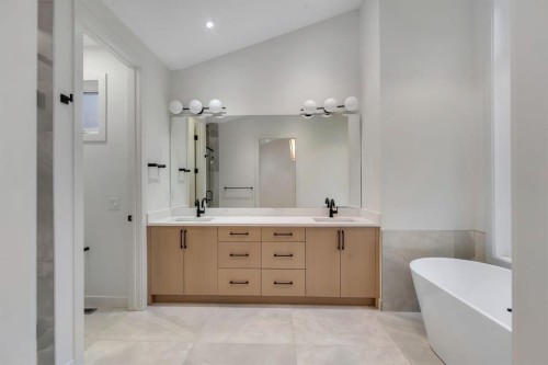 506 28 Avenue Nw, Calgary, AB - Indoor Photo Showing Bathroom