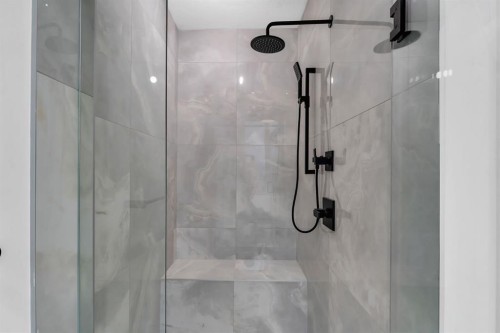 506 28 Avenue Nw, Calgary, AB - Indoor Photo Showing Bathroom