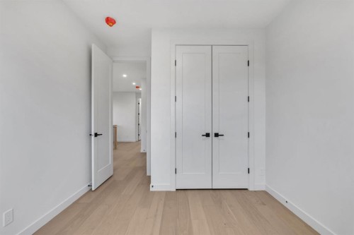 506 28 Avenue Nw, Calgary, AB - Indoor Photo Showing Other Room