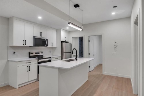506 28 Avenue Nw, Calgary, AB - Indoor Photo Showing Kitchen With Double Sink With Upgraded Kitchen