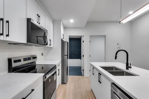 506 28 Avenue Nw, Calgary, AB - Indoor Photo Showing Kitchen With Double Sink With Upgraded Kitchen