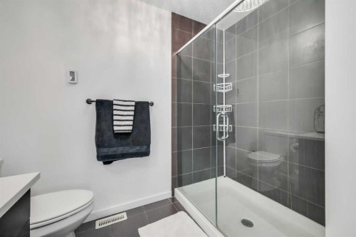 19 Marquis Gardens Se, Calgary, AB - Indoor Photo Showing Bathroom