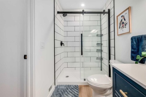 19 Marquis Gardens Se, Calgary, AB - Indoor Photo Showing Bathroom
