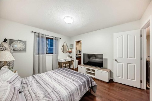 719 Panamount Boulevard Nw, Calgary, AB - Indoor Photo Showing Bedroom