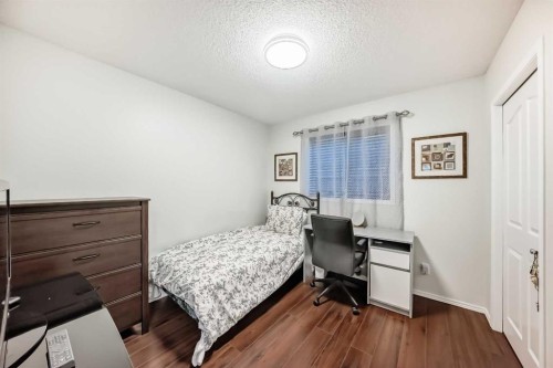 719 Panamount Boulevard Nw, Calgary, AB - Indoor Photo Showing Bedroom