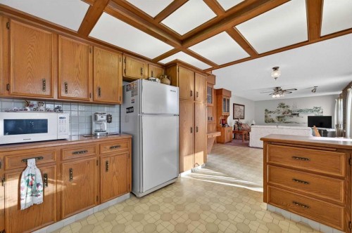 455 24 Avenue Ne, Calgary, AB - Indoor Photo Showing Kitchen