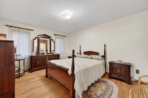 455 24 Avenue Ne, Calgary, AB - Indoor Photo Showing Bedroom