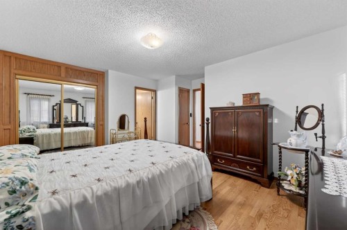 455 24 Avenue Ne, Calgary, AB - Indoor Photo Showing Bedroom