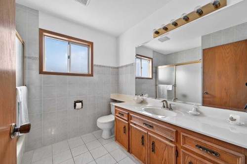 455 24 Avenue Ne, Calgary, AB - Indoor Photo Showing Bathroom