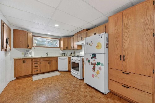 455 24 Avenue Ne, Calgary, AB - Indoor Photo Showing Kitchen
