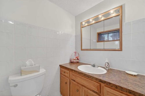 455 24 Avenue Ne, Calgary, AB - Indoor Photo Showing Bathroom