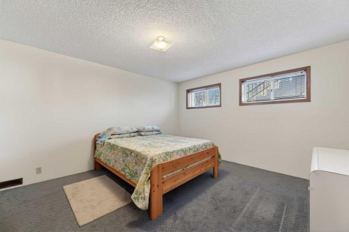 455 24 Avenue Ne, Calgary, AB - Indoor Photo Showing Bedroom