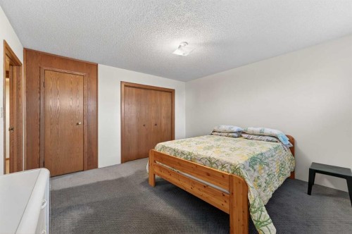 455 24 Avenue Ne, Calgary, AB - Indoor Photo Showing Bedroom