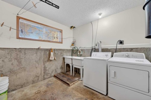 455 24 Avenue Ne, Calgary, AB - Indoor Photo Showing Laundry Room