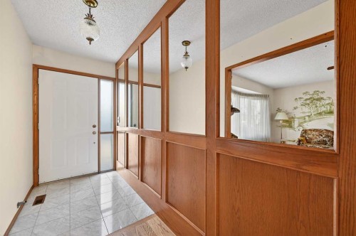 455 24 Avenue Ne, Calgary, AB - Indoor Photo Showing Other Room