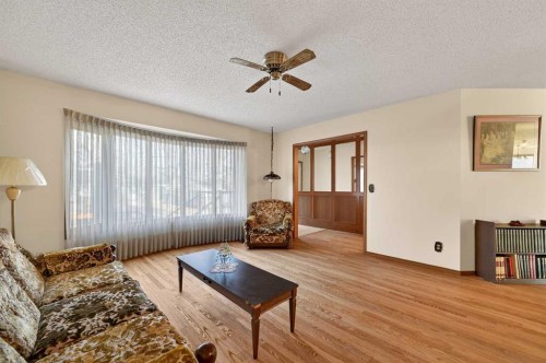 455 24 Avenue Ne, Calgary, AB - Indoor Photo Showing Living Room