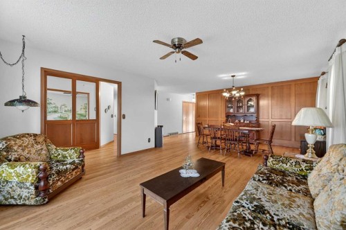 455 24 Avenue Ne, Calgary, AB - Indoor Photo Showing Living Room